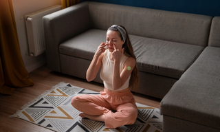 Woman experiencing mental fatigue and brain fog while practicing mindfulness at home, representing low dopamine symptoms, lack of motivation, and mental wellbeing.
